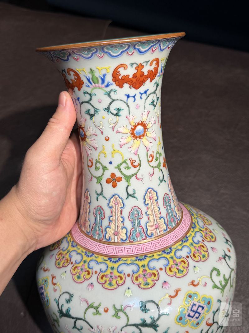 清乾隆 洋彩缠枝花卉纹瓶 - 图10